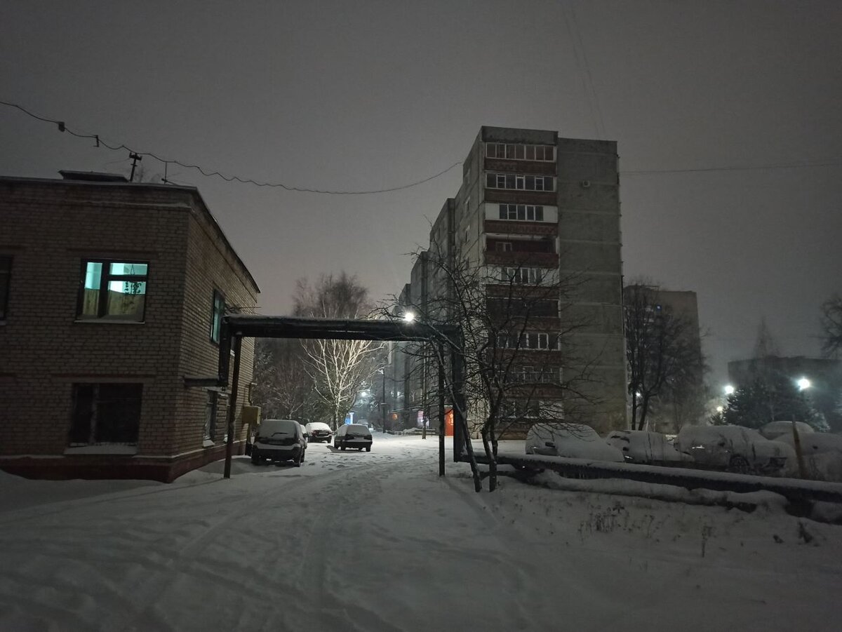 Я конечно так себе фотограф, но мне очень нравятся эти дома, трубы, дворы и даже гаражи. Это же часть истории и культуры. Атмосфера у фото конечно депрессивная, такую эстетику даже нахваливают американцы.