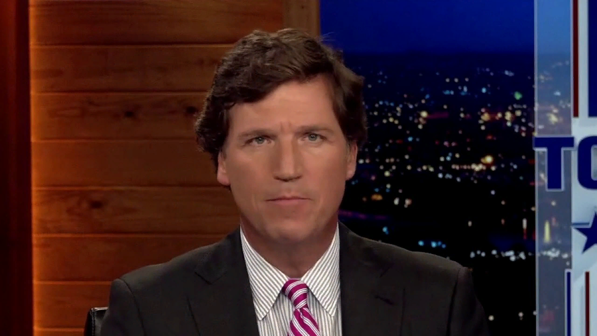 Такер карлсон на русском языке. Tucker Carlson. Tucker Carlson Tonight сериал. Такер Карлсон шоу. Ведущий Фокс Ньюс Карлсон Такер.