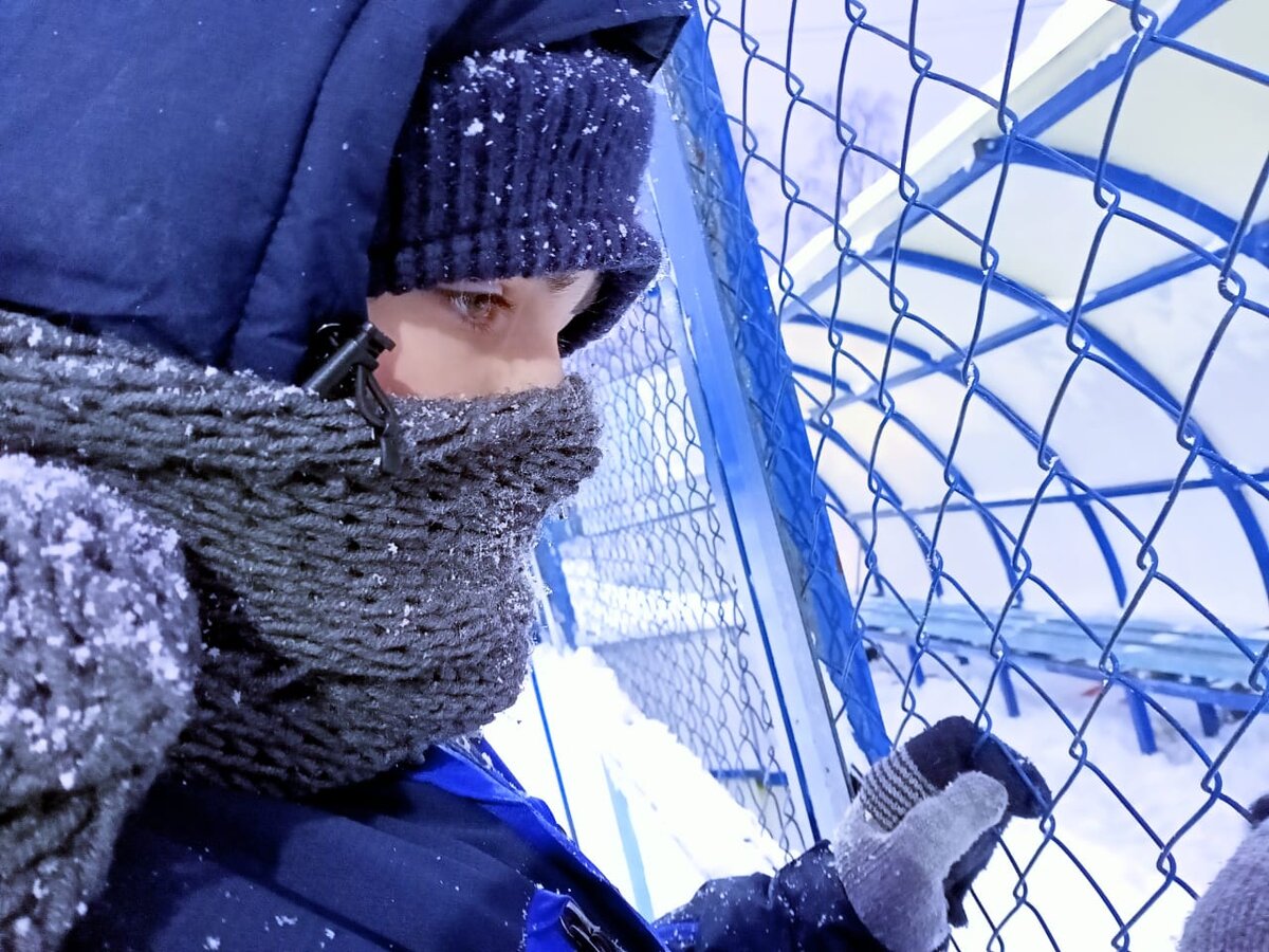 Грише чистит снег на заборе катка. Мороз. Метель. Молодец.