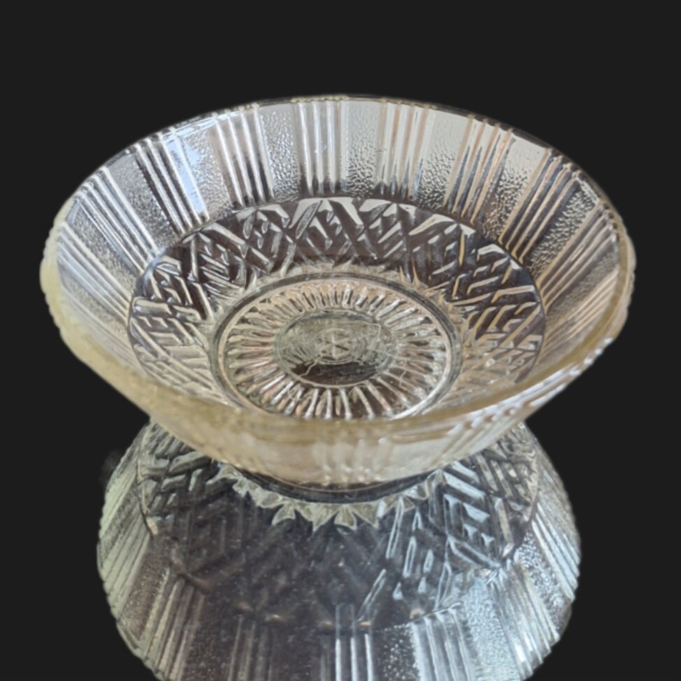 Есть такая с геометрическим выпуклым рисунком.