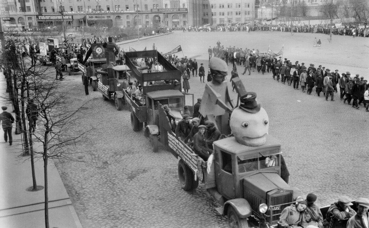 Москва 1931 года. Первомайский парад 1931 года на красной площади. Парад 1 мая 1931. Парад 1931 года красная площадь. Пробка в Москве 1931.