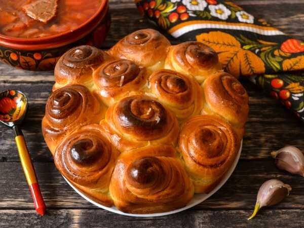 Пампушки-завитушки из готового дрожжевого теста - это вкусное и пушистое выпечка, которую можно приготовить из готового дрожжевого теста. Вот пример рецепта:

**Рецепт пампушек-завитушек из готового дрожжевого теста:**
1. Возьмите готовое дрожжевое тесто. Вы можете приобрести его в магазине или приготовить самостоятельно.
2. Разделите тесто на небольшие порции и раскатайте каждую порцию в тонкий прямоугольник или круг.
3. Приготовьте начинку для пампушек. Вы можете использовать различные начинки, такие как творог, повидло, сгущенное молоко или шоколадную пасту.
4. Нанесите начинку на раскатанное тесто, оставляя небольшой край свободным.
5. Аккуратно скрутите тесто в рулет и сформируйте завитушку.
6. Повторите процесс с оставшимся тестом и начинкой.
7. Разогрейте духовку до температуры 180 градусов Цельсия.
8. Выложите пампушки-завитушки на противень, покрытый пергаментной бумагой.
9. Поставьте противень с пампушками в духовку и выпекайте около 15-20 минут, или пока они не станут золотистыми.
10. Готовые пампушки-завитушки можно посыпать сахарной пудрой или полить глазурью по желанию.

Пампушки-завитушки из готового дрожжевого теста - это отличный выбор для завтрака, полдника или десерта. Наслаждайтесь этим вкусным и ароматным лакомством!
