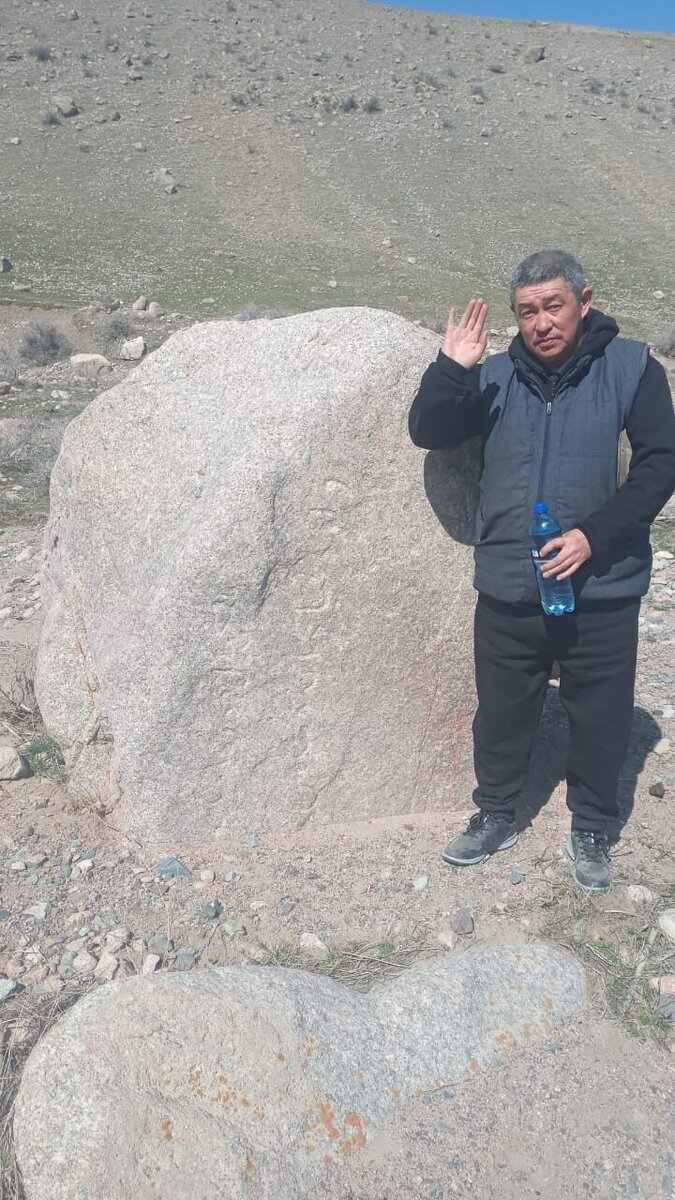 Камень с арабскими письменами.