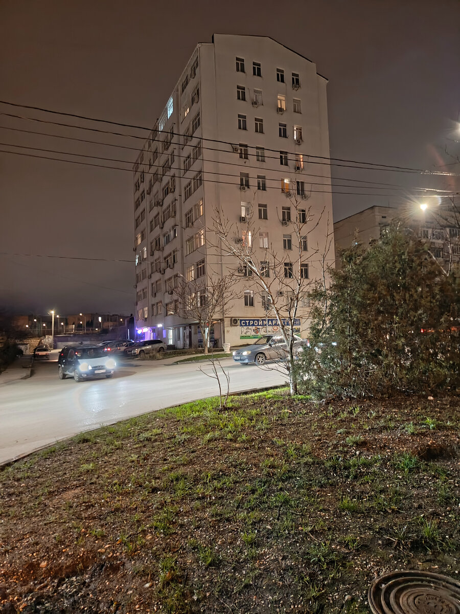 Обратите внимание как близко он расположен к соседнему. Парковка очень маленькая, детская площадка вплотную к соседней 5-этажке. Буквально на клочке земли. Его сдали только в этом году.