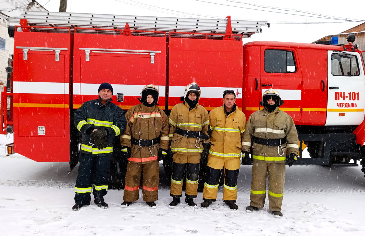 🚒💪 Ночью пожарные 101 пожарной части и муниципальной пожарной охраны  защитили жилой дом от огня! | Министерство территориальной безопасности  Пермского края | Дзен