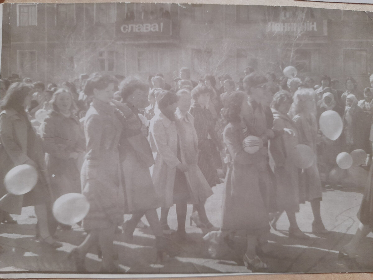 Фото тех времен, когда интернетов не было в помине, когда люди писали друг другу письма "авиа" и простые, отправляли телеграммы - "молнии" и простые, вызывали на переговоры и знакомились на танцплощадках... (из личных фото автора Лидии Шатиловой)