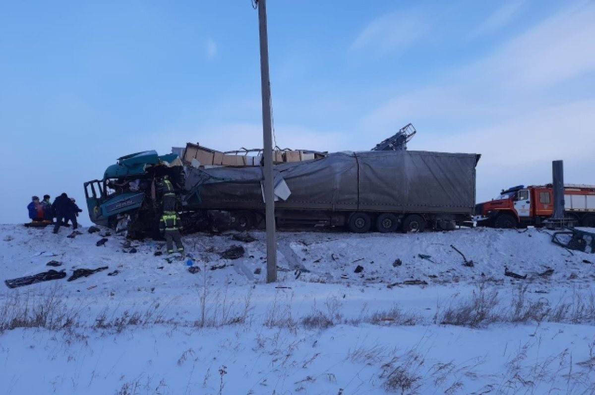    Водитель фуры попал в больницу после ДТП на трассе в Иркутской области