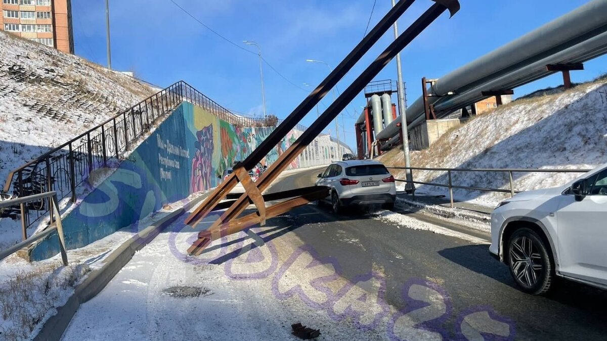     Во Владивостоке в районе улицы Героев Тихоокеанцев произошла дорожная авария — большегруз снёс опоры трубопровода, движение транспорта в том районе затруднено.