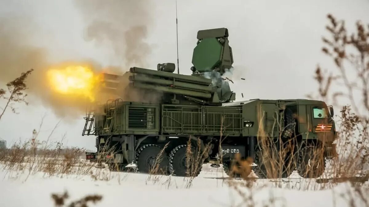     В Ростовской области в ночь на воскресенье, 17 декабря, отразили массовую атаку беспилотников, что вызвало бурные обсуждения в соцсетях.