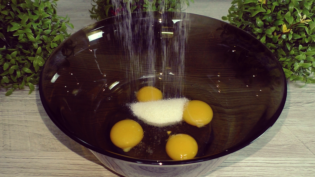 Рецепт:
4 яйца (200-210 г)
Щепотка соли
Сахар 200 г
Сливочное масло 60 г
1 пакетик (10 г) ванильного сахара
Молоко 200 мл.-2