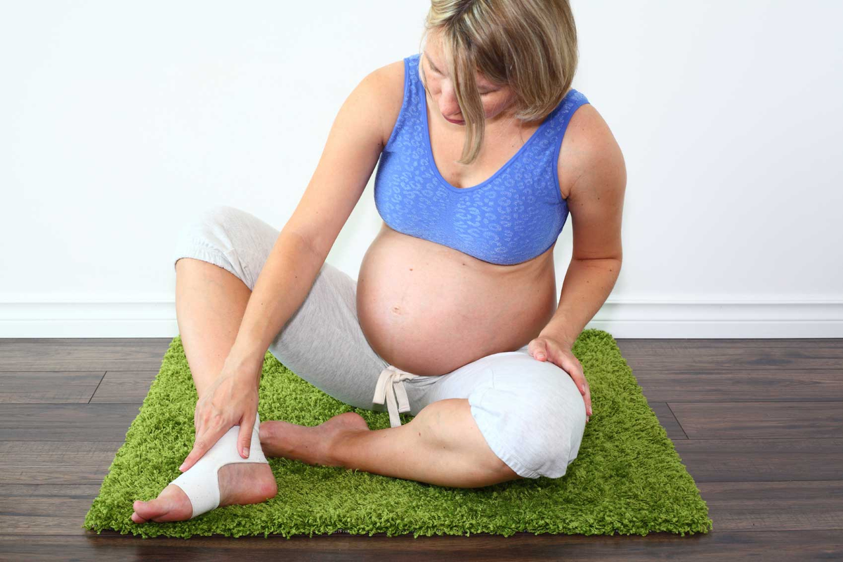 Как беременной справляться с. Беременность ноги.