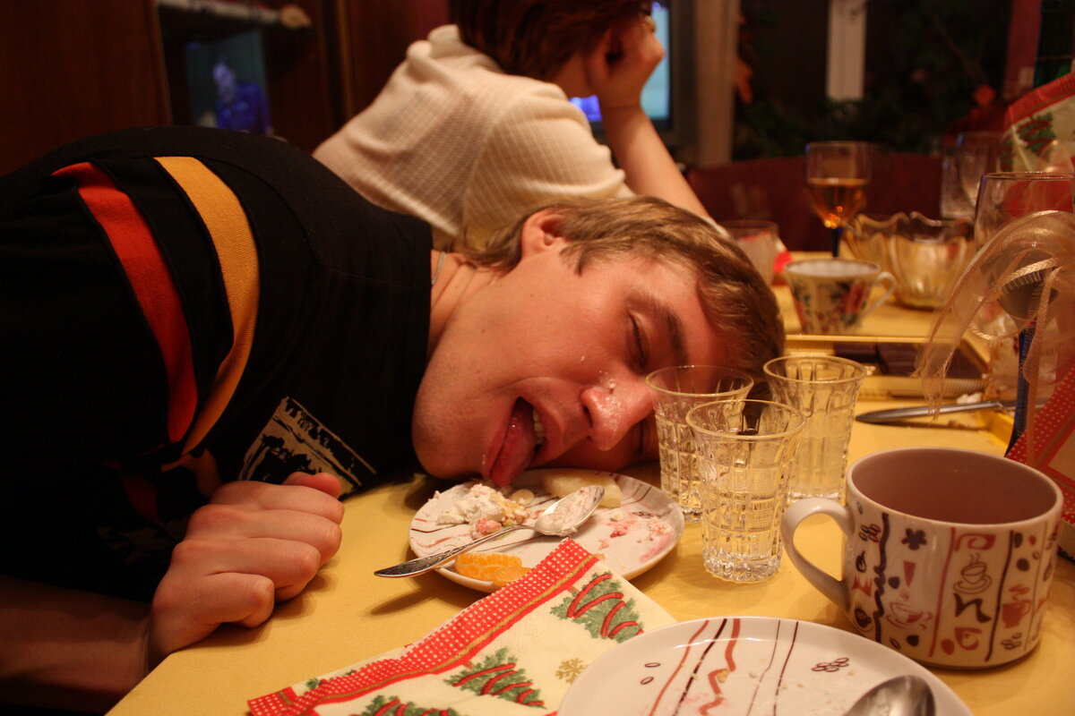 Ресторан бомж. Новогодняя пьянка. Уснул за столом. Фото застолья прикольные.