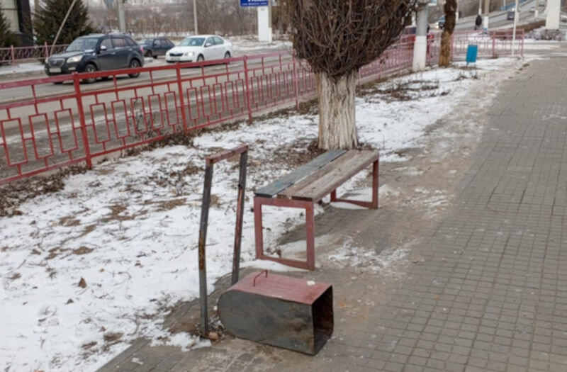    Уничтожение урн — одна из типичных "забав" камышинских вандалов (фото Петра Баранова)