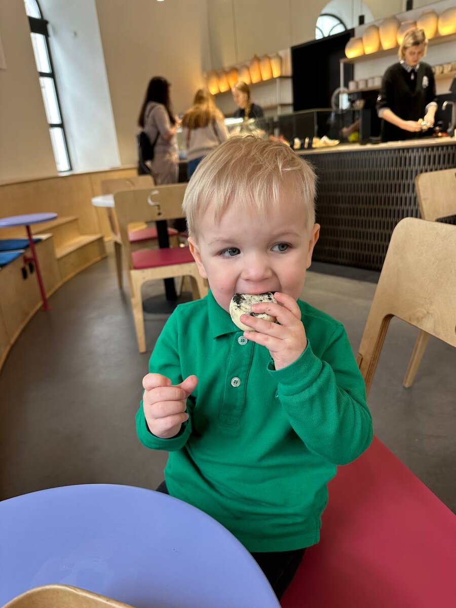 Гришка ест сырник с подозрительным чёрным декором в Музее криптографии