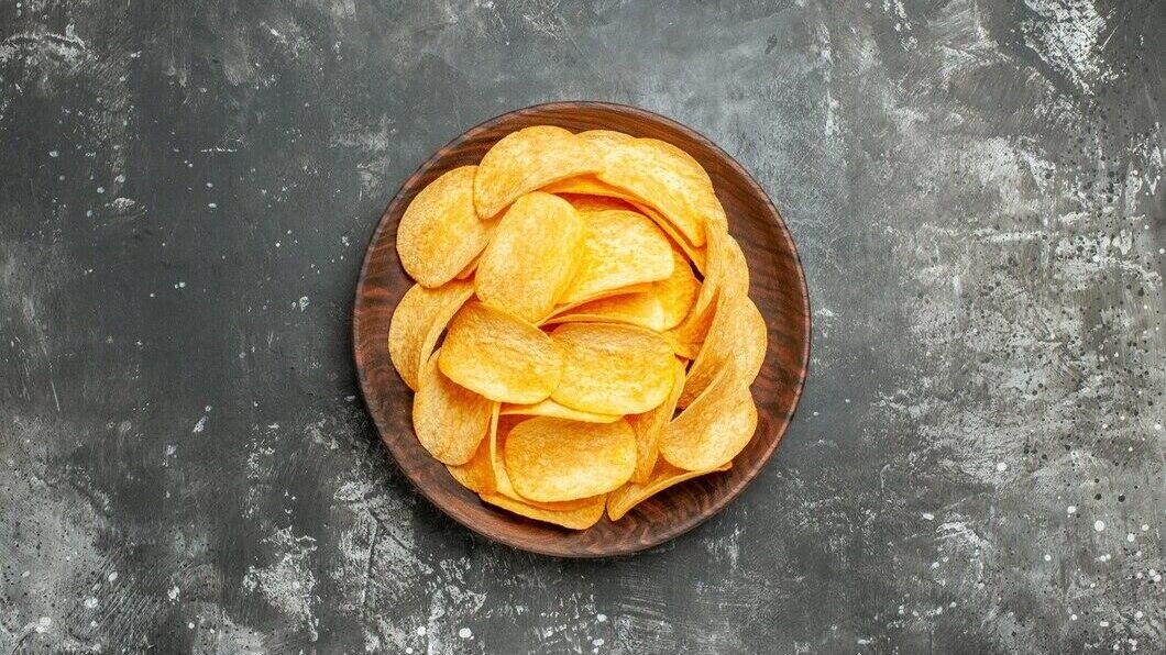    Как приготовить картофельные чипсы дома, но только полезные? © Freepik / KamranAydinov