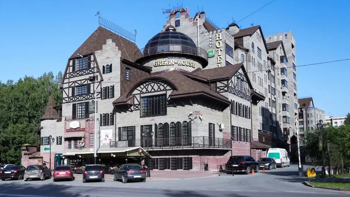     Жители Тюмени назвали самые красивые здания областной столицы. В список зданий, получивших комплименты от жителей областной столицы вошли Дворец бракосочетания, жилой комплекс и дом со статуями.