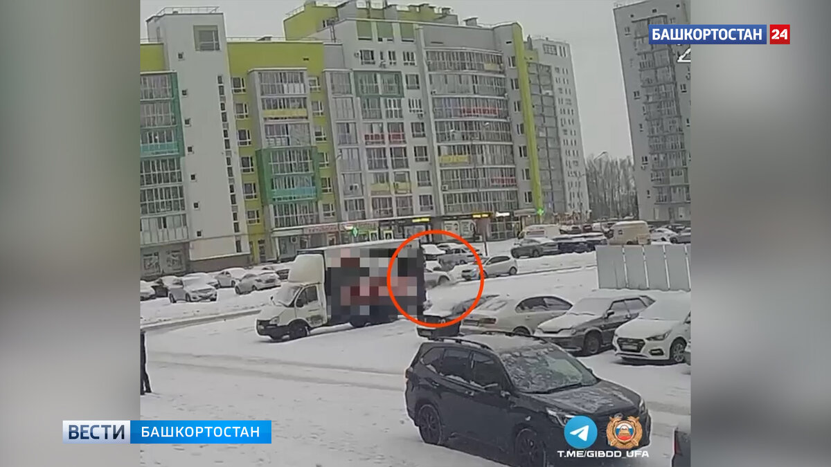    В Уфе в микрорайоне "Яркий" на пешеходном переходе сбили девушку