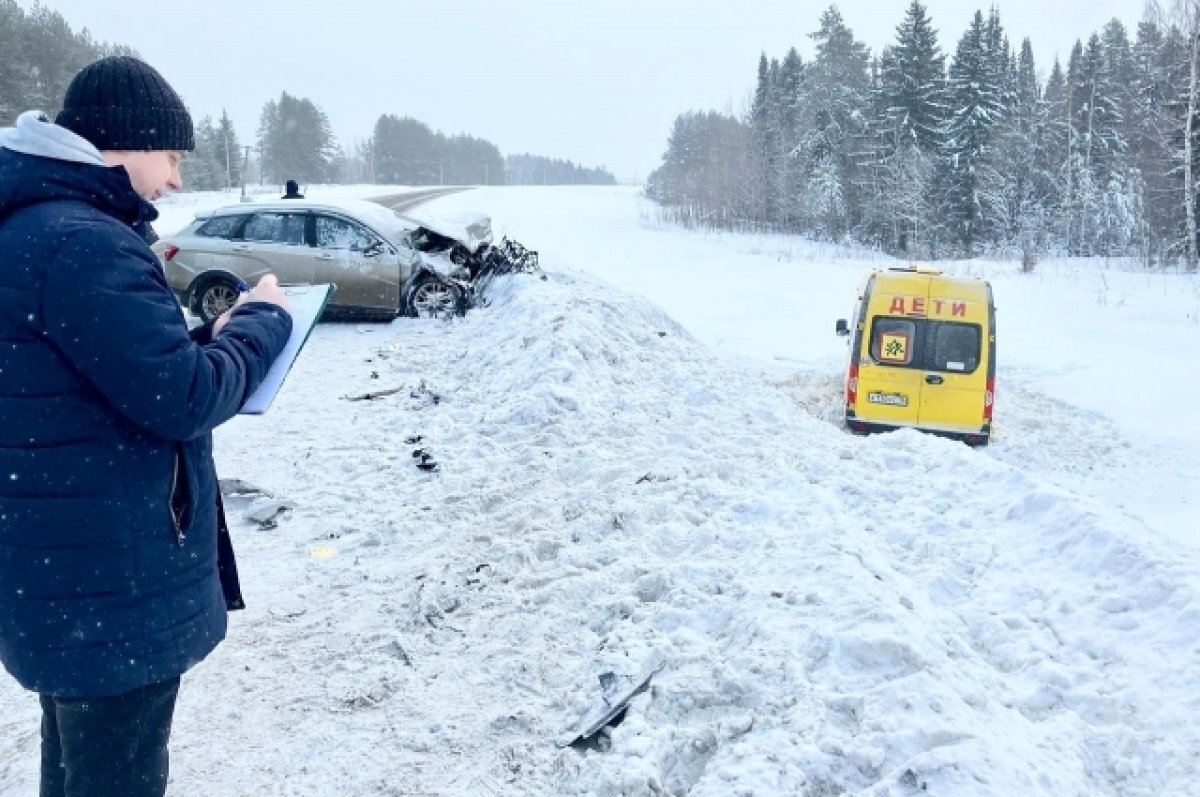    На место после аварии выехали следователи, они опрашивают очевидцы, осматривают место происшествия.