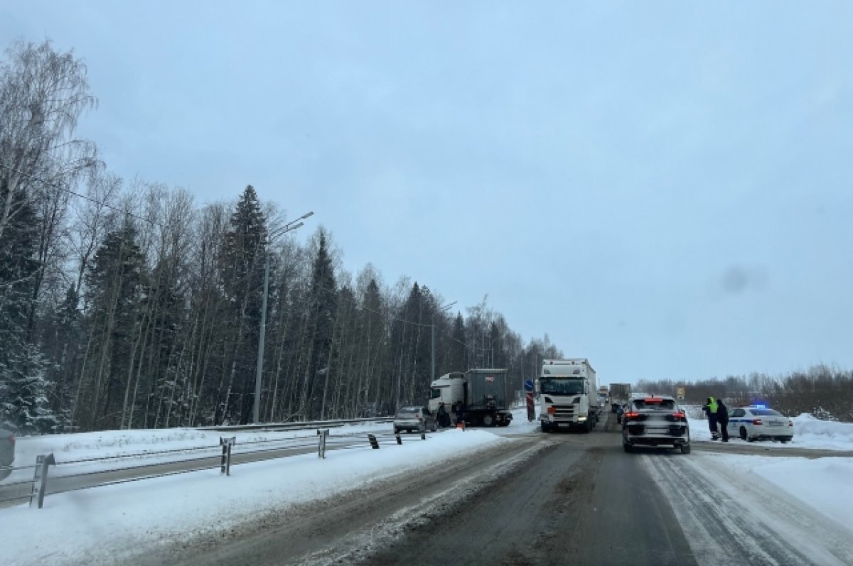    По встречной полосе идёт поток из Воткинска, образовалась пробка.