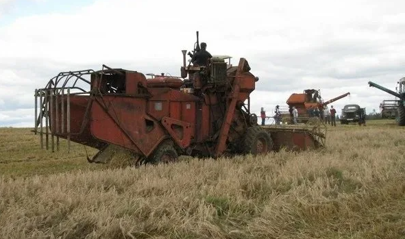 pokayadoma.ru. Фото с Яндекса. В поле комбайн СК–4. "Ласточка"!