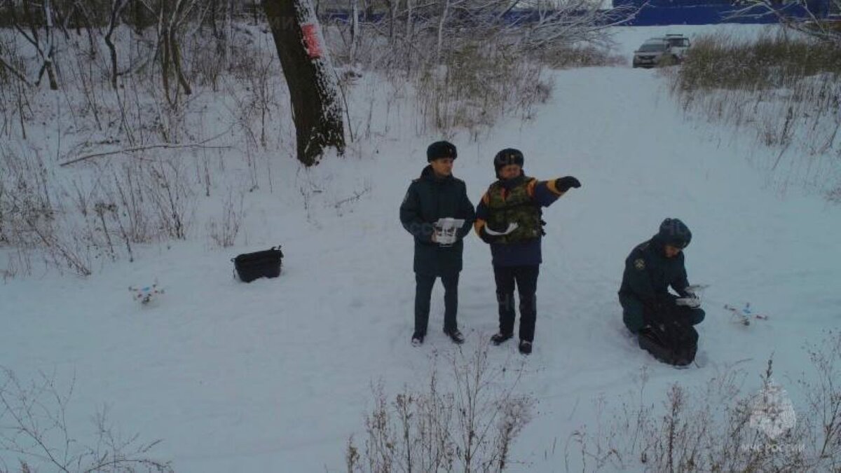     Курские спасатели мониторят ситуацию на водоёмах с помощью БПЛА и беседуют с рыбаками