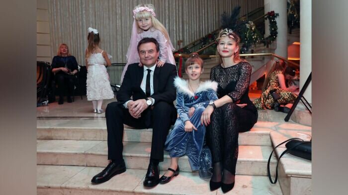  Юлия Пересильд и Алексей Учитель с дочерями. / Фото: www.uznayvse.ru
