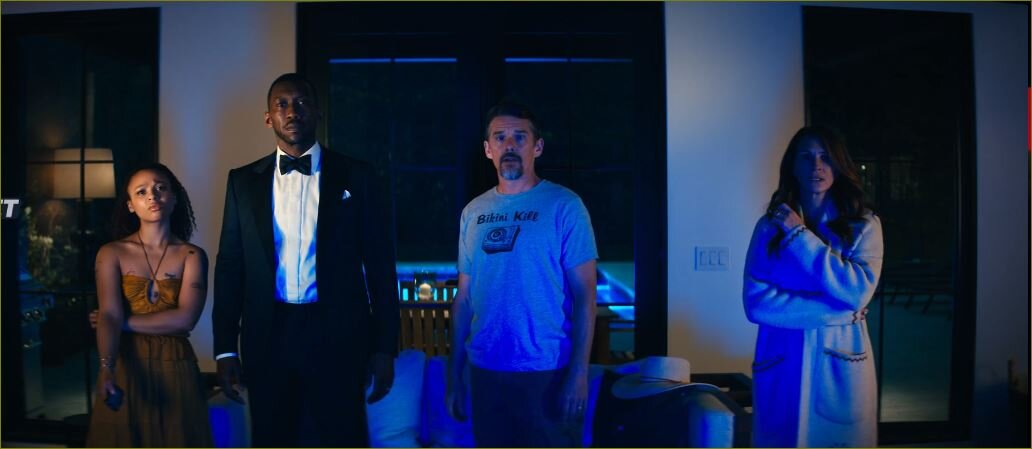 скрин из фильма "Оставь мир позади" (2023)