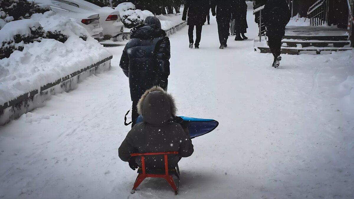 Мэру Пятигорска пришлось откапывать свой автомобиль из-под снега |  newstracker.ru | Дзен