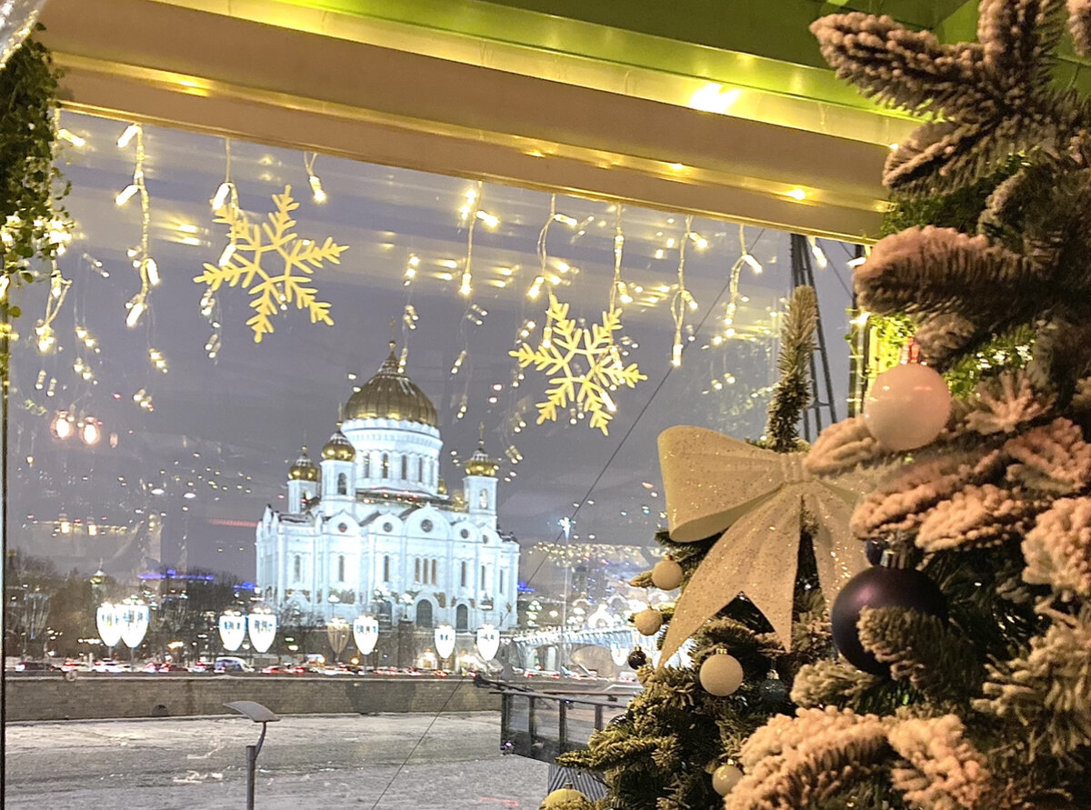 Виды на Храм Христа Спасителя с веранды ресторана Магадан 