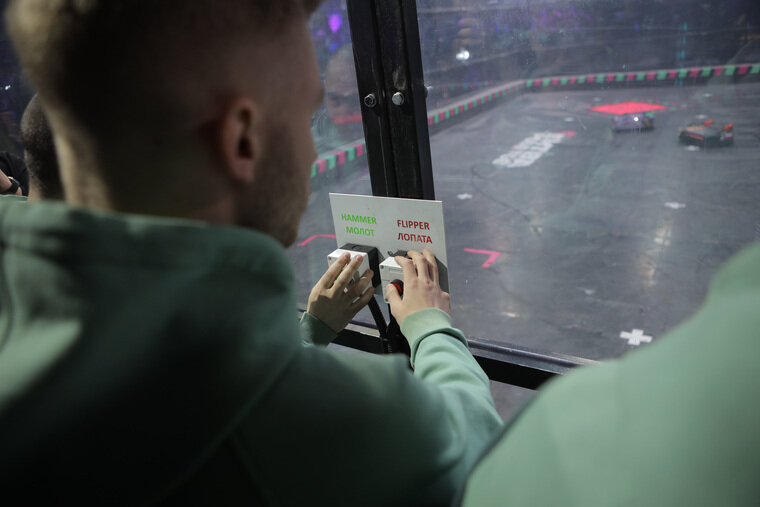    Соревнования проходят на специализированном ринге