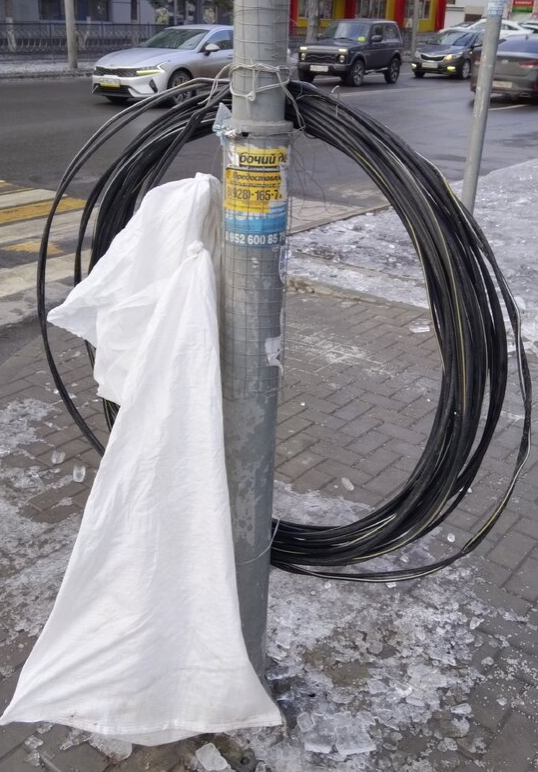 Вот так висел свёрнутый кабель 