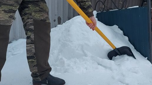 Сломал лопату о снежные сугробы, купил новую на Wildberries за 500 рублей. Насаживаю ее на черенок и проверяю качество на ледяной корке