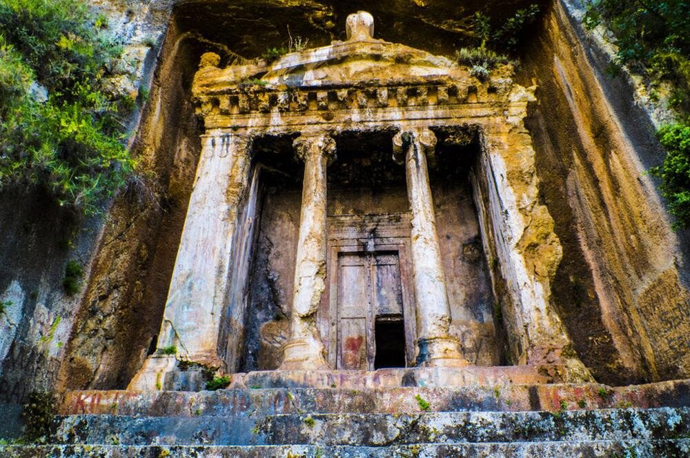 Источник фото: https://otdix-v-tyrcii.ru/wp-content/uploads/2022/10/grobnitsa-amintasa.jpg