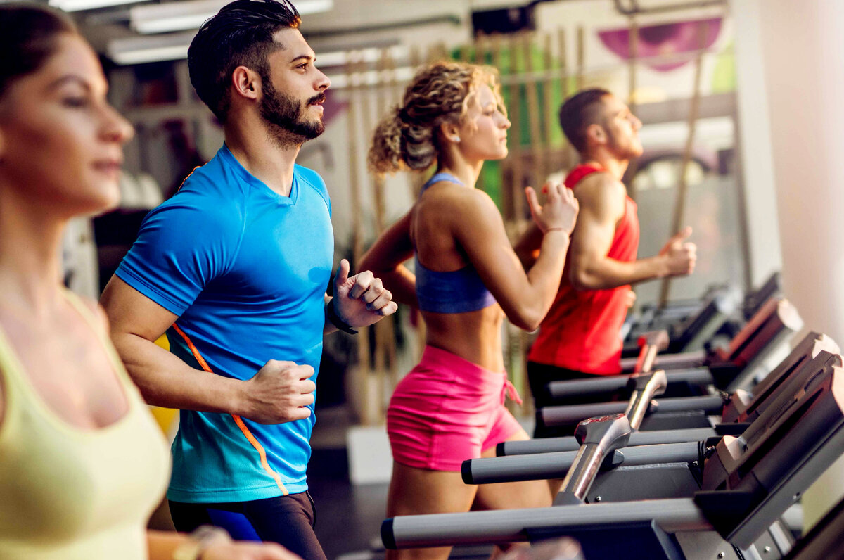 Des sport. Фитнес. Аэробика мужчины. Занятия в спортзале. Спортивные девушки.