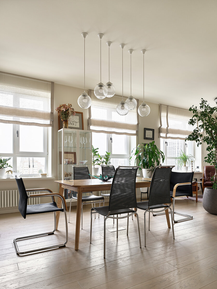 Зона столовой. Обеденный стол по дизайну Юлии Голавской; стулья найдены на "Авито"; витрина IKEA оттуда же; светильники из Chronosfactor.