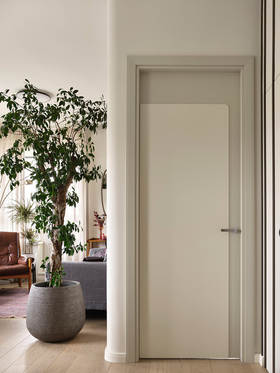 Дверь в спальню. Все двери в квартире сделаны по эскизам Юлии Голавской.