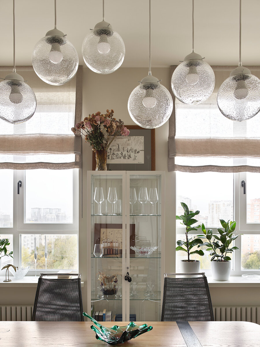 Фрагмент столовой. Шторы из льна, The DOT Home; витрина, IKEA; обеденный стол по дизайну Юлии Голавской.