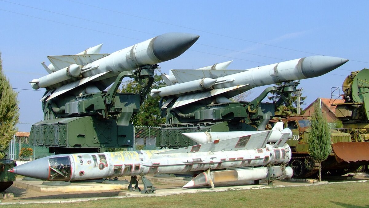 [ Фото : парк-музей военной истории в Кецеле, Венгрия ]