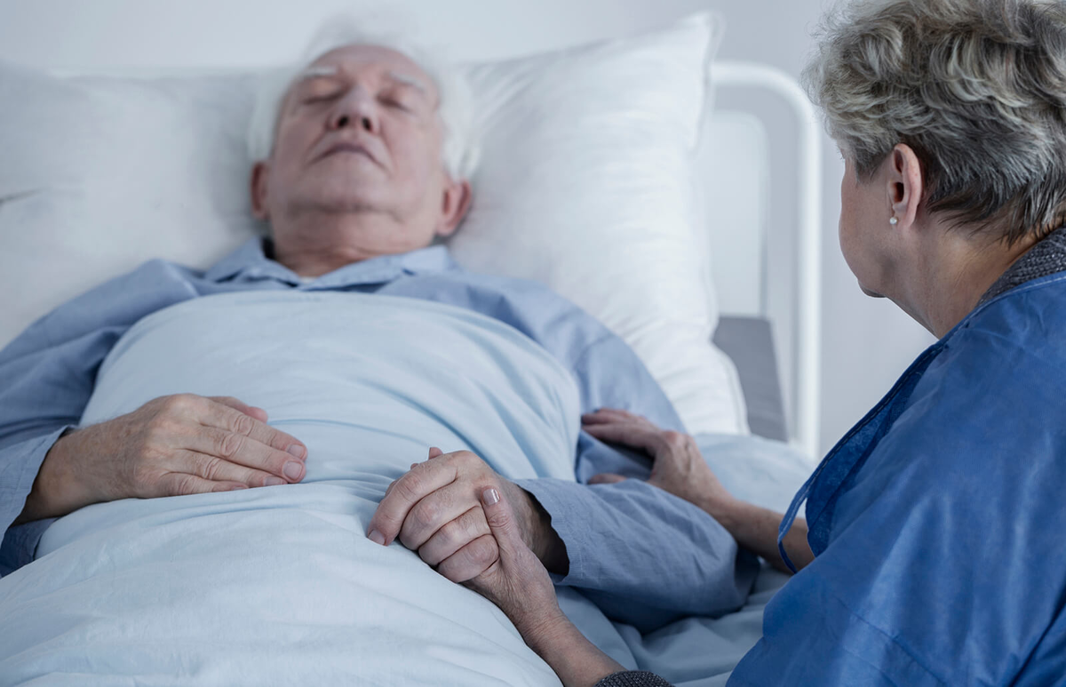 медсестра и счастливый пациент. кровать для пожилых людей. беседа врача с пациентом. тяжелобольный пациент. пациенту в некоторых случаях.