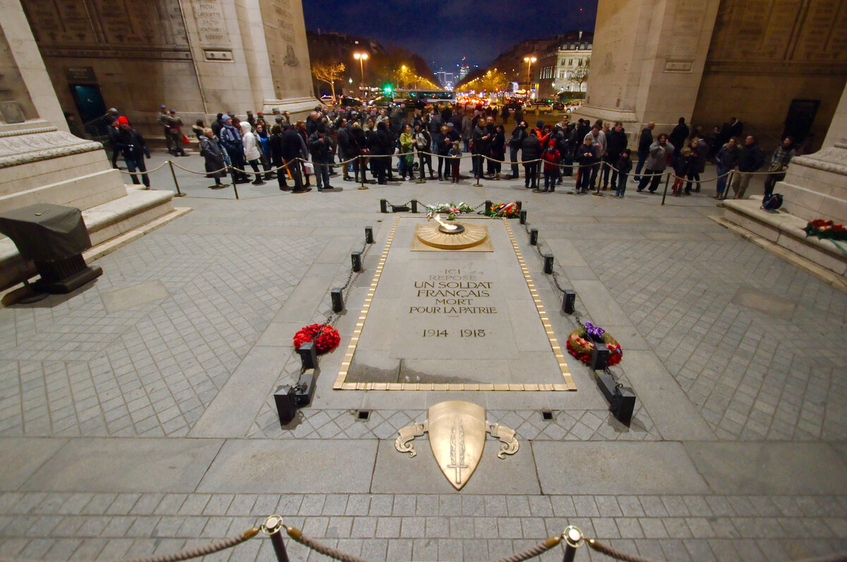 "Вечный огонь" у могилы Неизвестному солдату в Париже