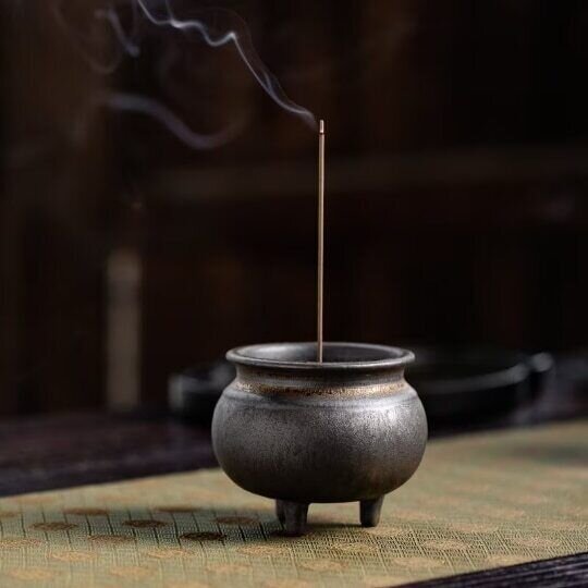 Традиционная японская курильница с пеплом - коро. Фото: ebay.com