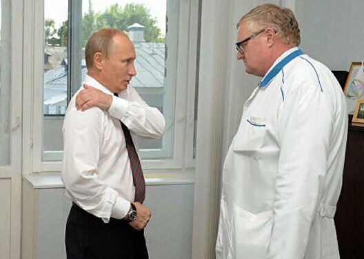 В действительности за здоровьем Путина следят квалифицированные специалисты. 