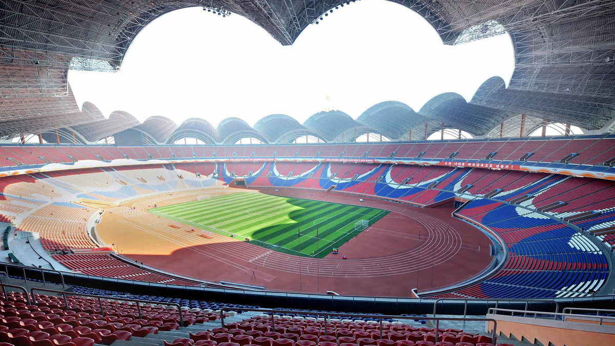 Самый большой по вместимости стадион в мире. Стадион 1 мая в КНДР. Стадион первого мая в Пхеньяне. Стадион первого мая Пхеньян КНДР. Самый большой стадион в мире 1 мая.