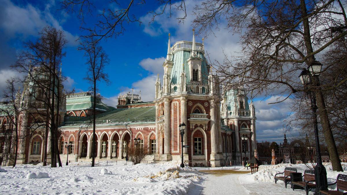    Катаясь на лыжах в Царицыне, можно увидеть Большой дворец / Фото: Екатерина Алексеева / Вечерняя Москва