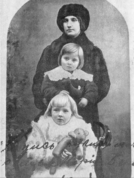 Мария Тимофеевна Берггольц с дочерями Ольгой (внизу) и Марией, 1916г.