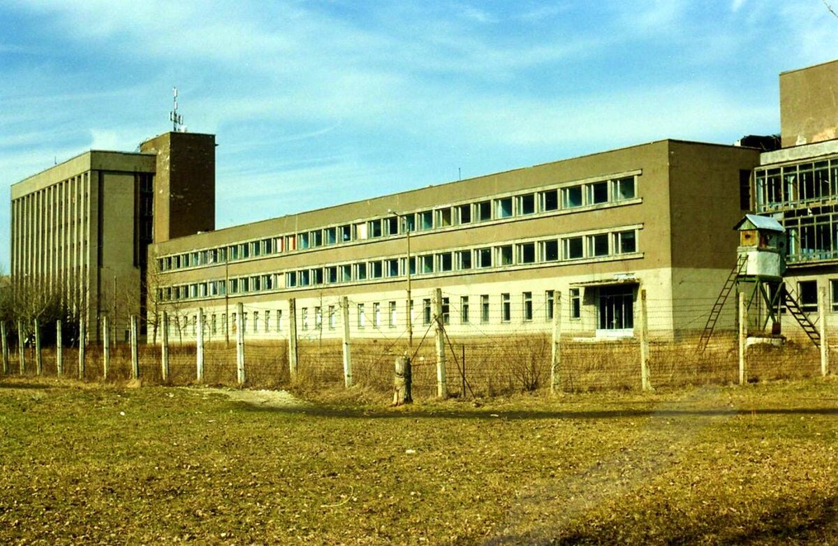 Опустевшее и разграбленное здание учебного центра подводников ВМФ СССР в Палдиски. Фото из интернета.