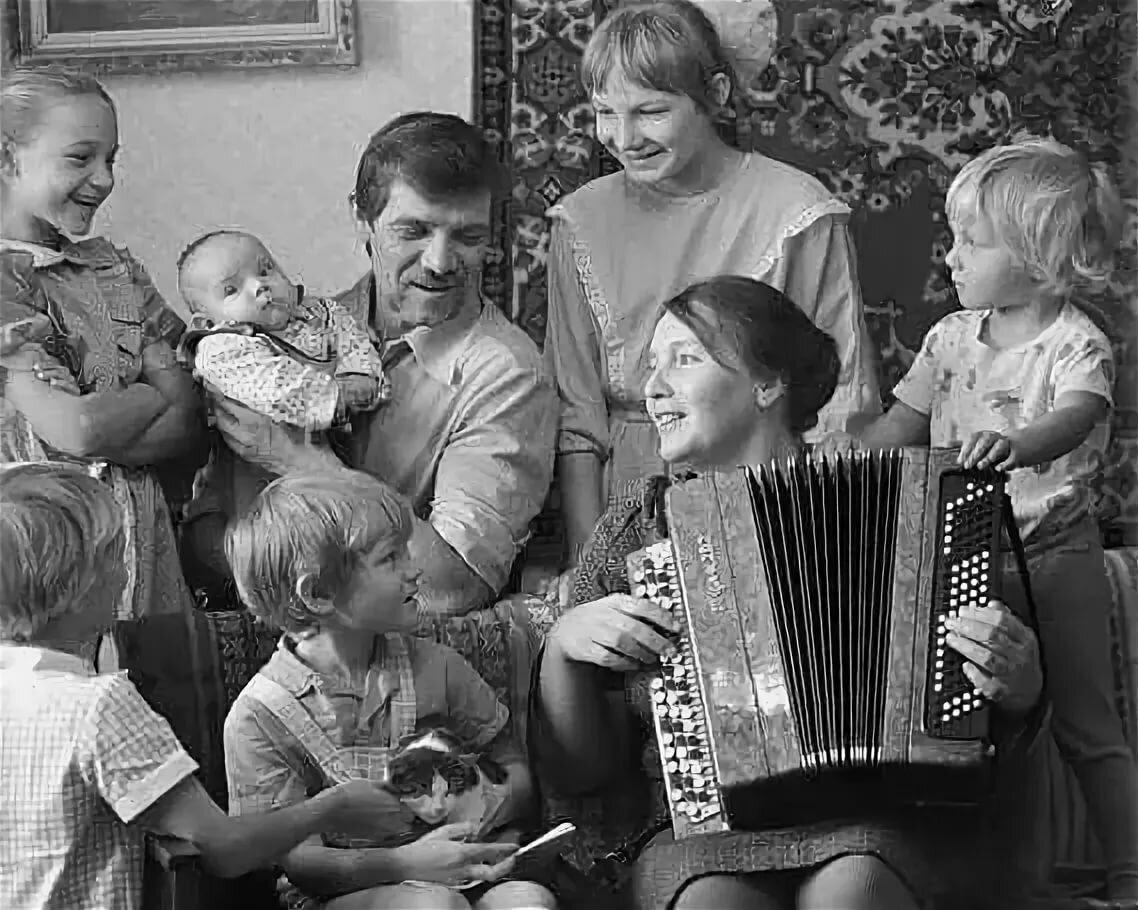 Советская семья. Семья в Советском Союзе. Счастливая Советская семья. Многодетная семья СССР. Споемте семьей