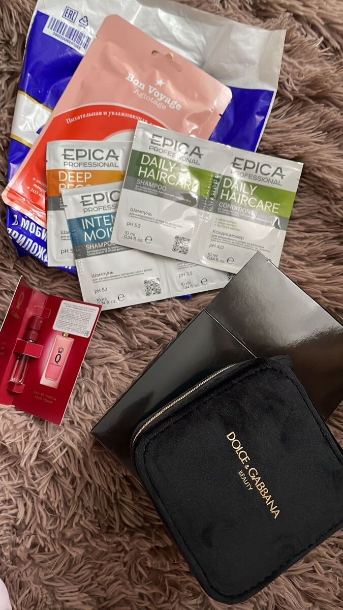 Пробники шампуней, косметичка, маска в виде перчаток для рук и пробник духов. Кстати, мне очень понравились) 