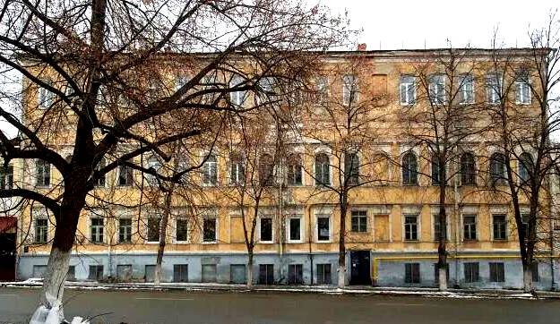 Молодогвардейская, 35. Трёхэтажное кирпичное Г-образное в плане здание с цокольным и подвальным этажами главным фасадом выходит на красную линию ул. Молодогвардейской.  
