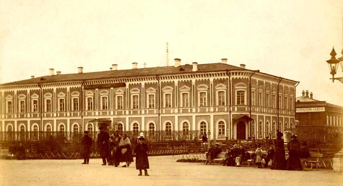 Бывший дом Акима Светова на Алексеевской площади. В 1869-м году особняк  отошел городу, Светов избавился от долгов, а губернскому архитектору Н.Ф. Теплову  поручили разработать план перестройки здания под размещение окружного суда